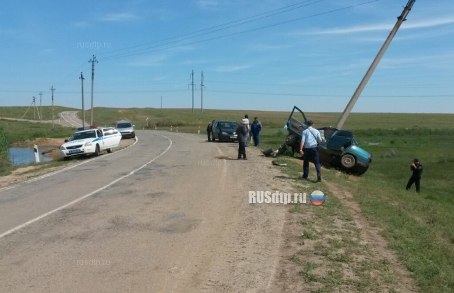 В Астраханской области иностранец за рулем «Лады» погубил пассажира, врезавшись в столб
