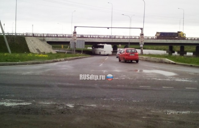 Автобус врезался в путепровод на Ленсоветовской дороге в Петербурге