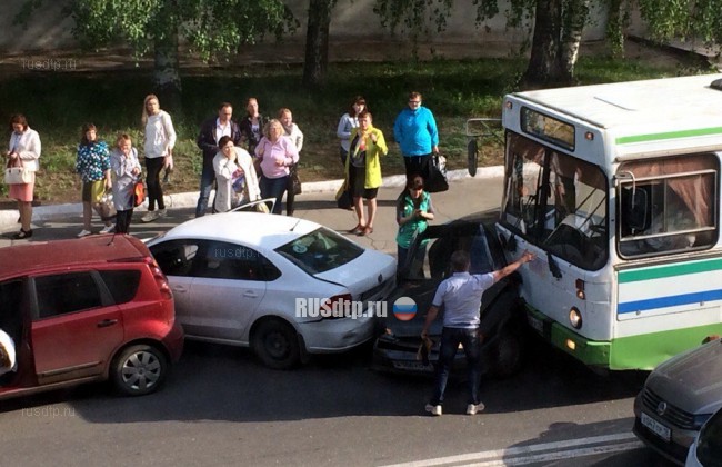 В Ижевске водитель автобуса из-за плохого самочувствия столкнулся с пятью автомобилями