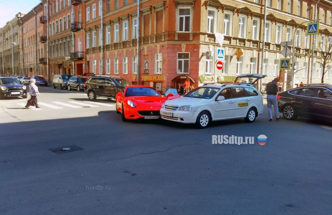 В Петербурге девушка попала в ДТП на Ferrari 149 стоимостью более 10 миллионов