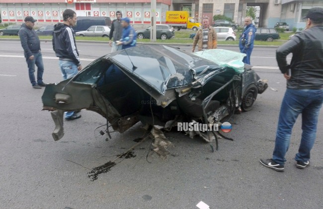 Mitsubishi Lancer разорвало на части в результате ДТП в Петербурге