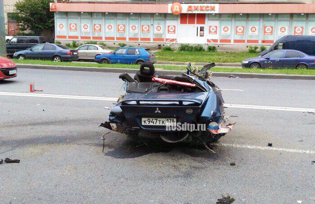 Mitsubishi Lancer разорвало на части в результате ДТП в Петербурге