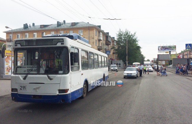 В Омске троллейбус сбил двух женщин на пешеходном переходе
