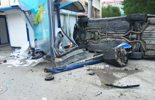 Пьяный водитель врезался в остановку в Мурманске
