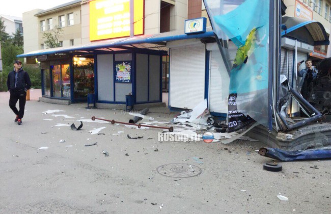 Пьяный водитель врезался в остановку в Мурманске