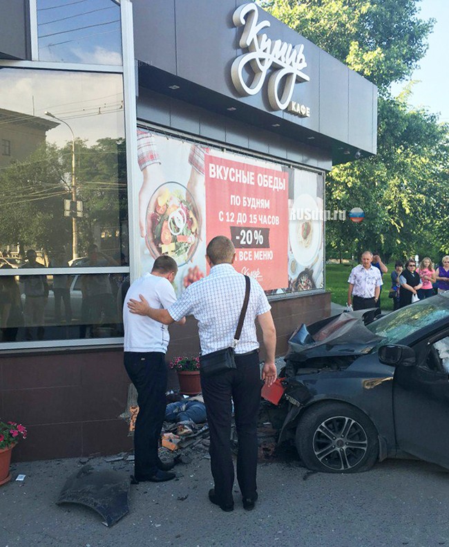 Автомобиль врезался в остановку в Волгограде. Двое погибли