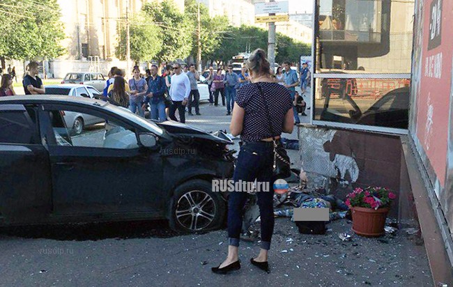 Автомобиль врезался в остановку в Волгограде. Двое погибли