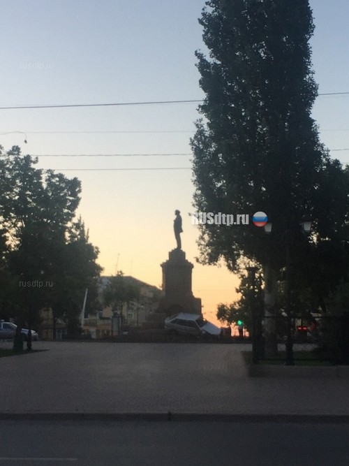 В Самаре подросток наехал на памятник Ленину