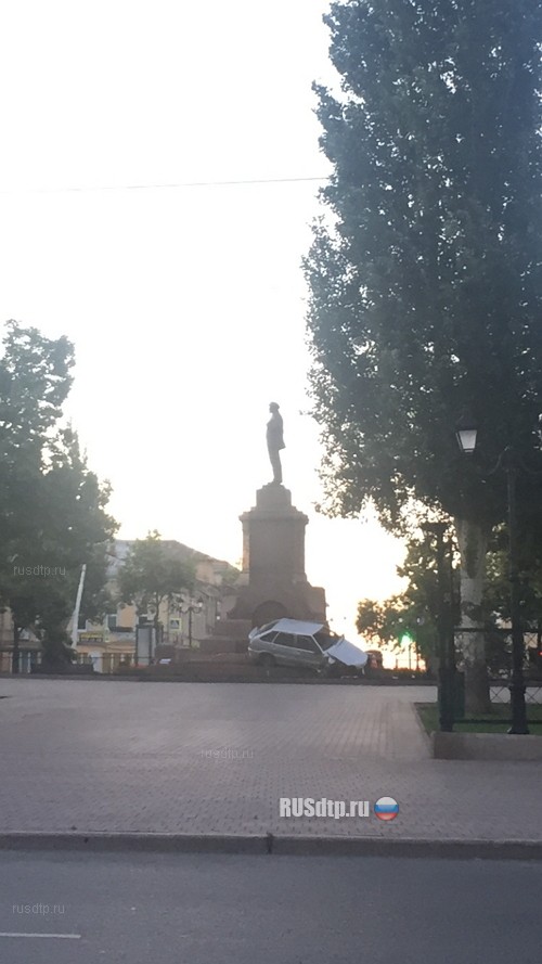В Самаре подросток наехал на памятник Ленину