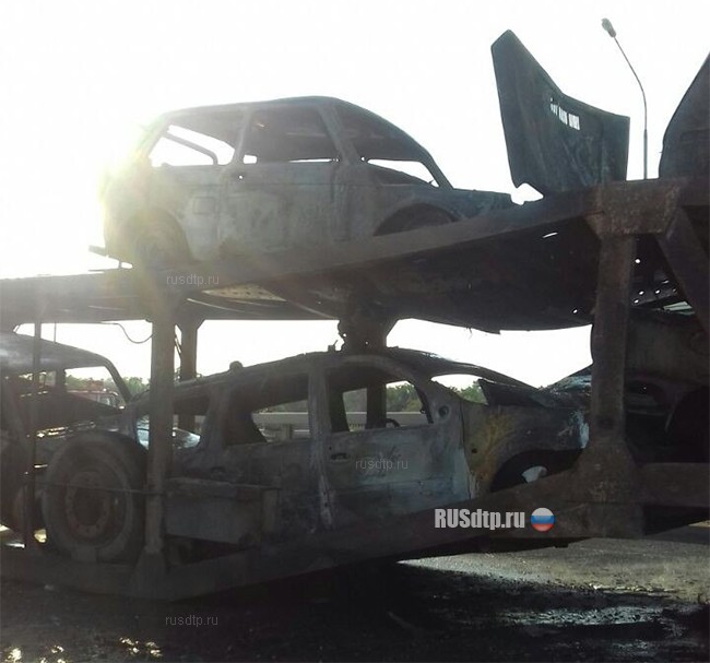 Автовоз с новенькими «Ладами» сгорел после ДТП под Уфой