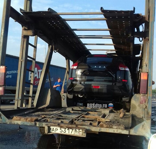 Автовоз с новенькими &laquo;Ладами&raquo; сгорел после ДТП под Уфой