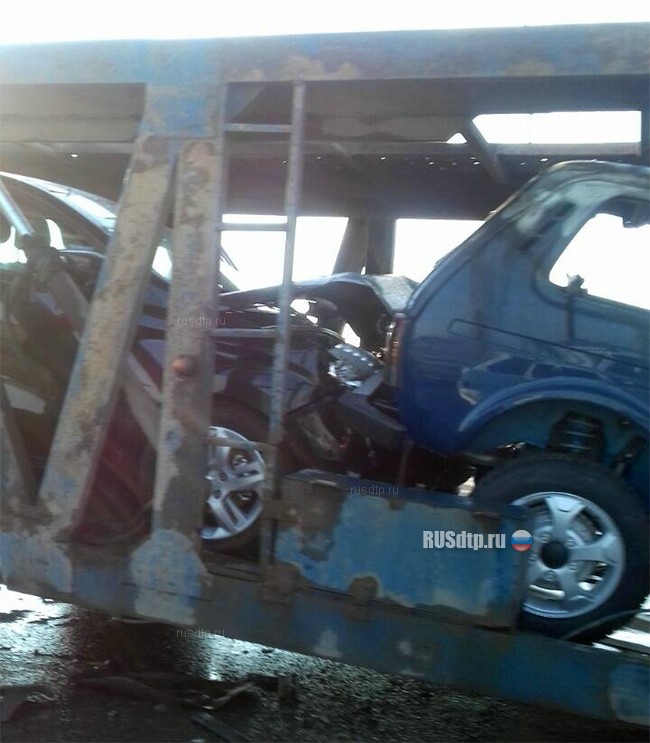 Автовоз с новенькими &laquo;Ладами&raquo; сгорел после ДТП под Уфой