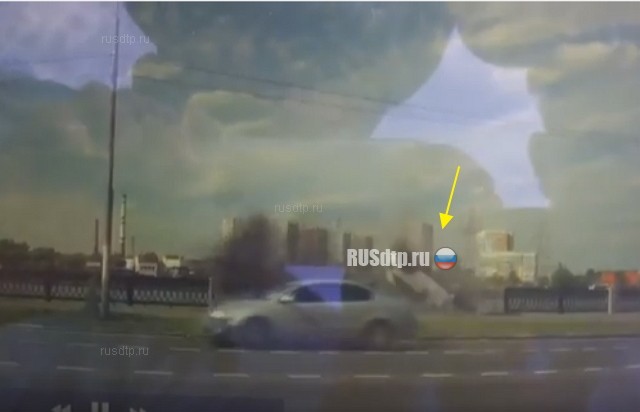 «Мерседес» упал в Москва-реку в результате ДТП на юге Москвы. Видео