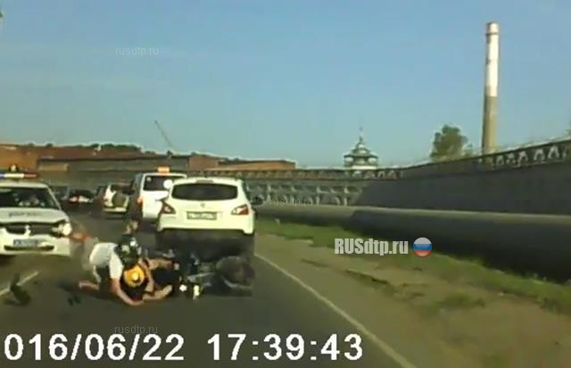 В Удмуртии сотрудники ГИБДД пошли на таран, чтобы задержать нарушителя на мотоцикле