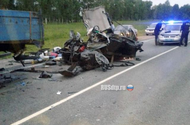 Семья погибла при столкновении автомобиля с КАМАЗом в Новосибирской области