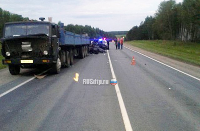 Семья погибла при столкновении автомобиля с КАМАЗом в Новосибирской области