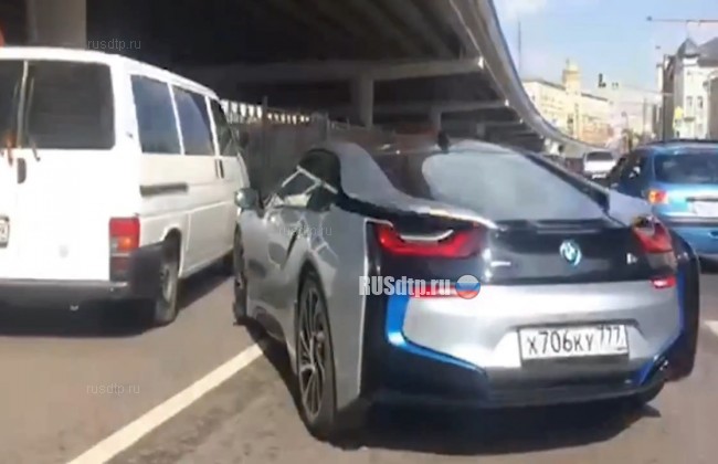 Суперкар BMW i8 попал в ДТП в центре Москвы