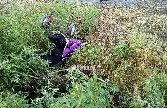 Две машины оказались в болоте в результате ДТП в Астраханской области