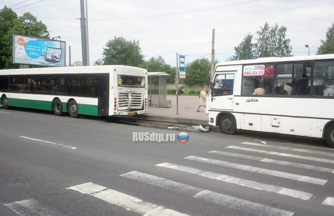 Автобус и \&#187;маршрутка\&#187; столкнулись на улице Руставели. Пострадали 7 человек