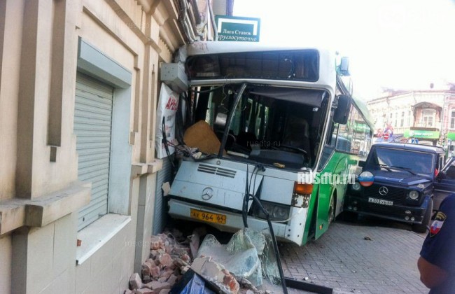 Автобус врезался в стену дома в Саратове. Пострадали 7 человек