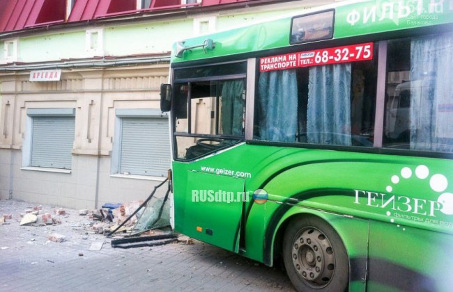 Автобус врезался в стену дома в Саратове. Пострадали 7 человек