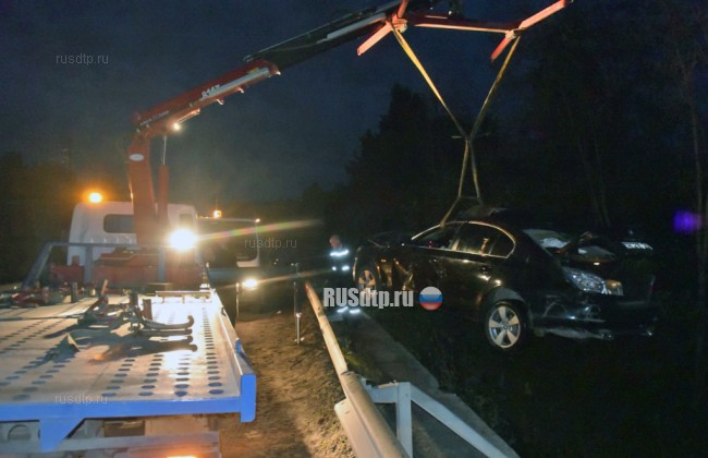 В Екатеринбурге BMW с людьми упал с моста в реку