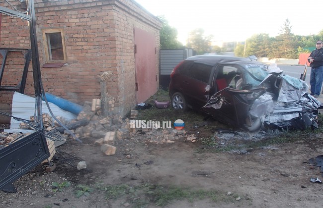 Сотрудник ЧОПа на «Калине» врезался в гараж в Альметьевске. Погибла женщина