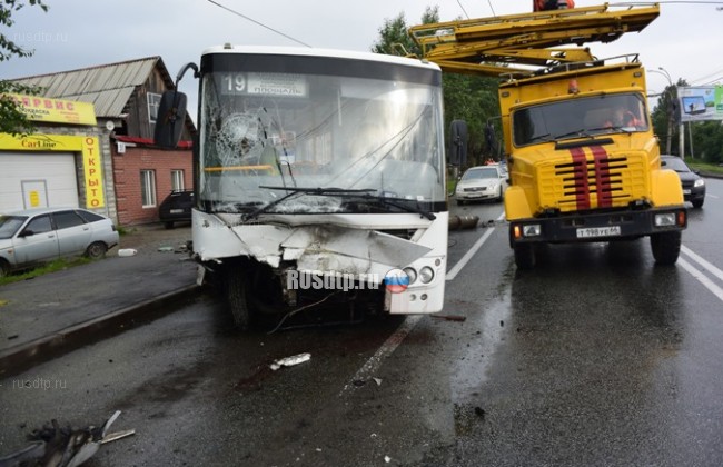Четыре человека пострадали в ДТП с автобусом в Екатеринбурге