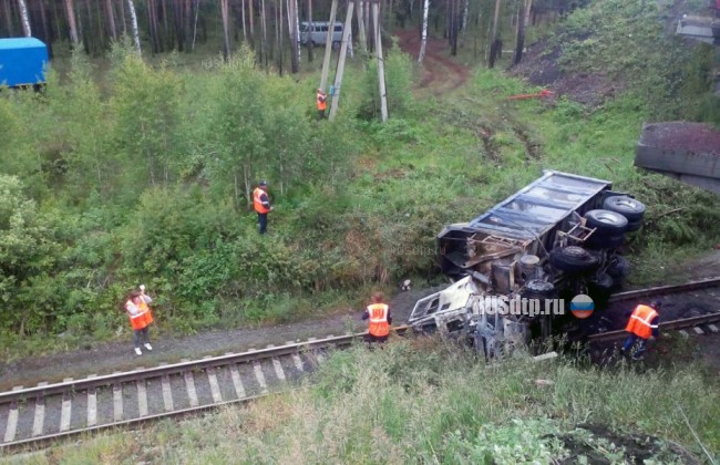 В Свердловской области грузовик упал с моста на железную дорогу