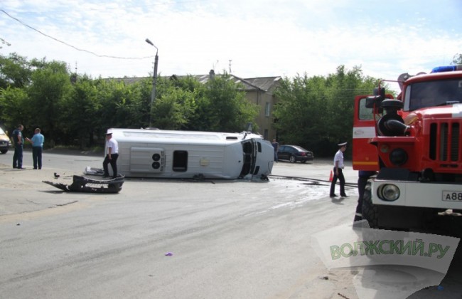 В Волжском перевернулся микроавтобус с рабочими шинного завода