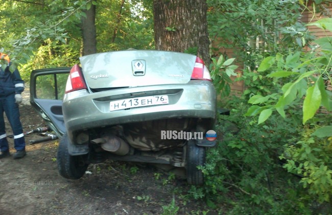 Парень и девушка погибли при столкновении автомобиля с деревом в Ярославле