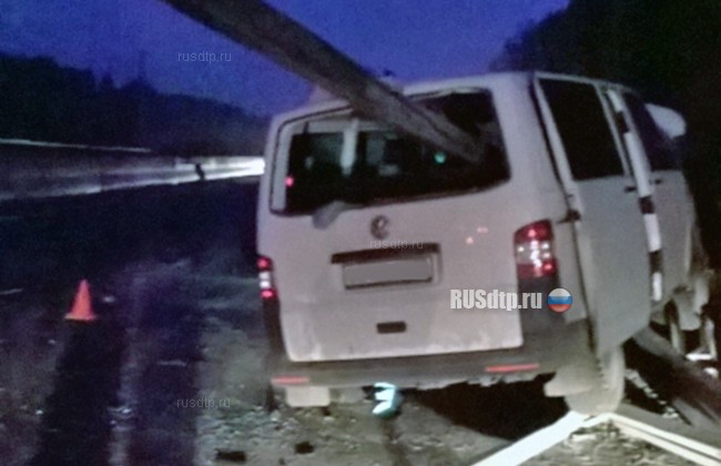 Отбойник проткнул микроавтобус на трассе М-7 в Нижегородской области. Погибла женщина