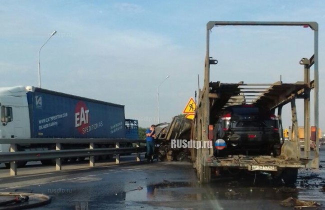 Автовоз с новенькими &laquo;Ладами&raquo; сгорел после ДТП под Уфой