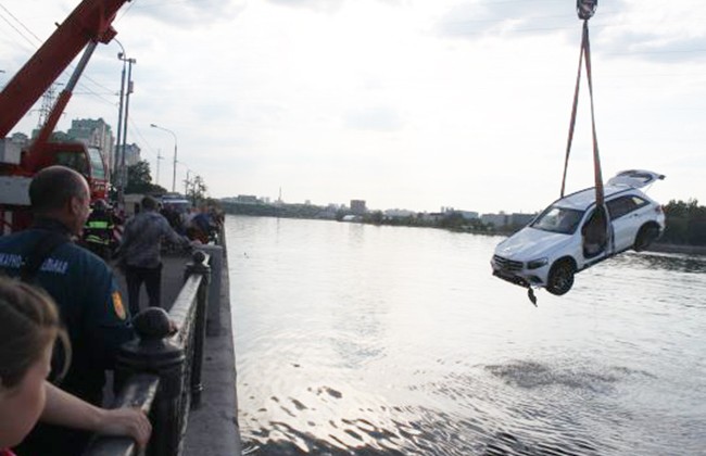 «Мерседес» упал в Москва-реку в результате ДТП на юге Москвы. Видео