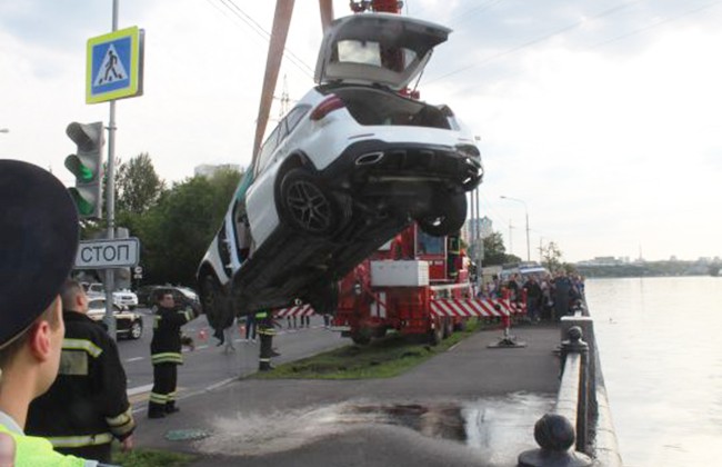 «Мерседес» упал в Москва-реку в результате ДТП на юге Москвы