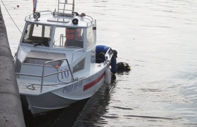 «Мерседес» упал в Москва-реку в результате ДТП на юге Москвы