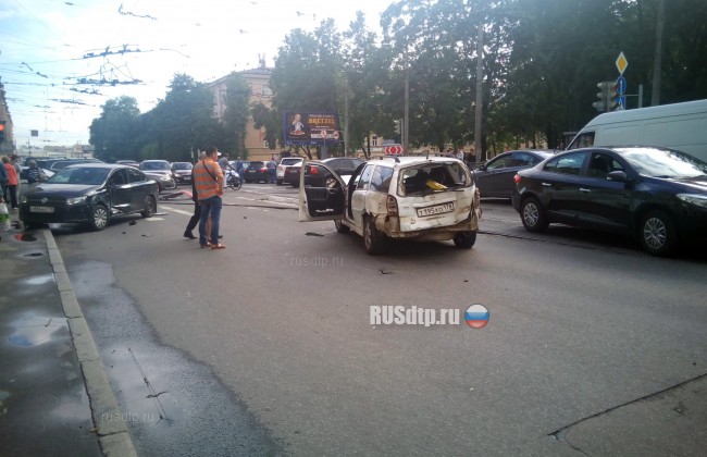 В Петербурге водитель автобуса протаранил 10 машин из-за несвежего винегрета