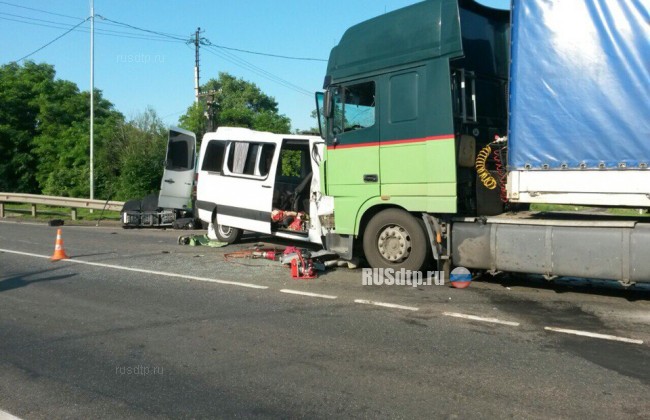 Пять человек погибли при столкновении микроавтобуса с фурой в Курской области