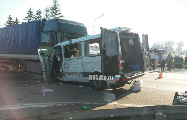 Пять человек погибли при столкновении микроавтобуса с фурой в Курской области