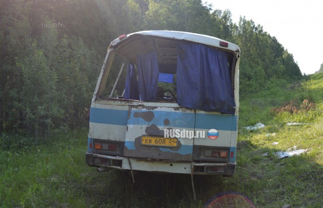 В Красноярском крае из-за пьяного водителя опрокинулся автобус. Пострадали более 20 человек
