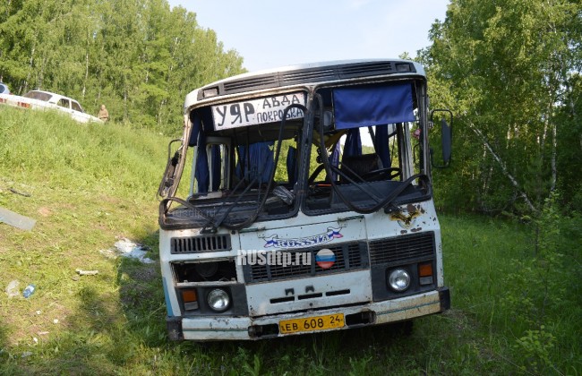 В Красноярском крае из-за пьяного водителя опрокинулся автобус. Пострадали более 20 человек
