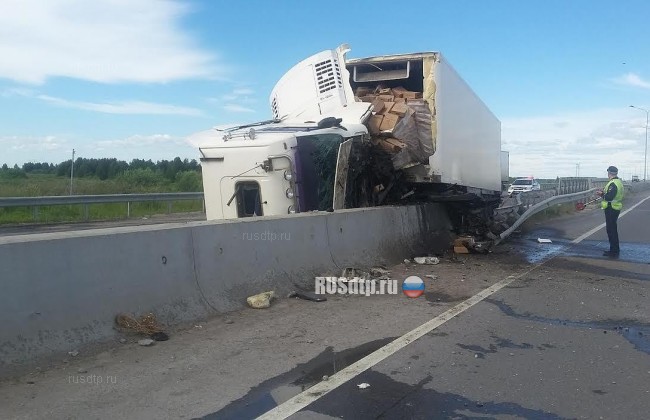 Фура с колбасой попала в ДТП под Тюменью