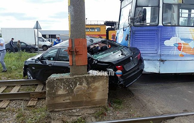 BMW столкнулся с трамваем в Набережных Челнах