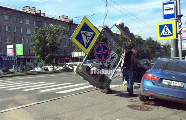 «БМВ» и «Москвич» столкнулись на Ланском шоссе в Санкт-Петербурге