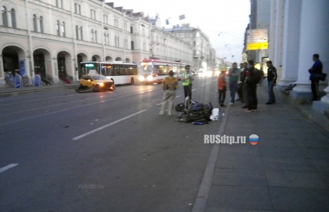 На улице Садовой в Санкт-Петербурге тяжело пострадал мотоциклист