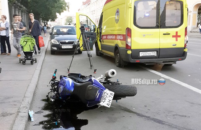 На улице Садовой в Санкт-Петербурге тяжело пострадал мотоциклист