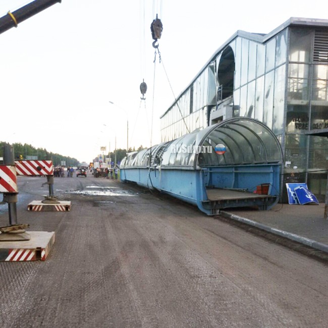Грузовик снес пешеходный мост на трассе М-10 «Россия» в Подмосковье