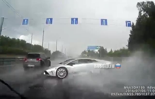 Спорткар Lamborghini попал в ДТП на Новорижском шоссе