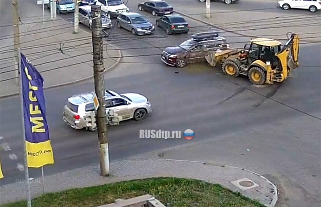 В Красноярске трактор столкнулся с внедорожником «Lexus»