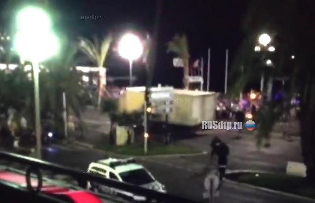 ВИДЕО: во Франции грузовик врезался в толпу людей. Погибли более 80 человек